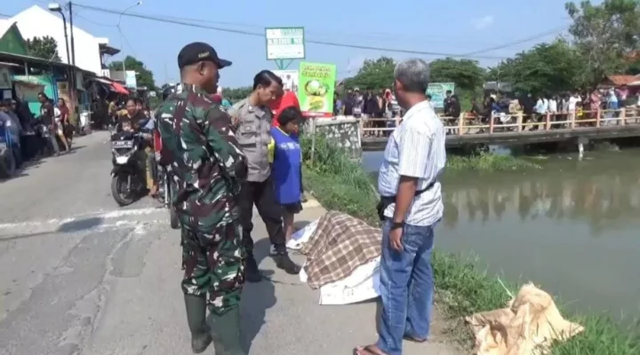 Dusun Warudoyong Selatan, Desa Rengasdengklok, Kecamatan Rengasdengklok, Kabupaten Karawang, digegerkan oleh penemuan sesosok mayat pria