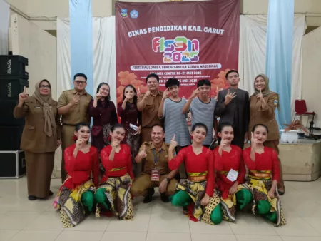 SMP Negeri 1 Garut berhasil menyabet gelar juara umum dalam ajang Festival dan Lomba Seni Siswa Nasional (FLS2N) tingkat Kabupaten