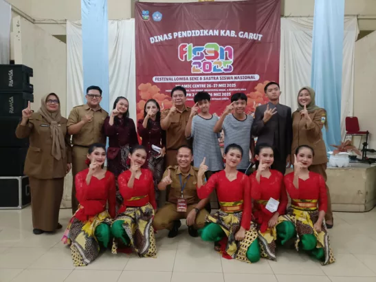SMP Negeri 1 Garut berhasil menyabet gelar juara umum dalam ajang Festival dan Lomba Seni Siswa Nasional (FLS2N) tingkat Kabupaten