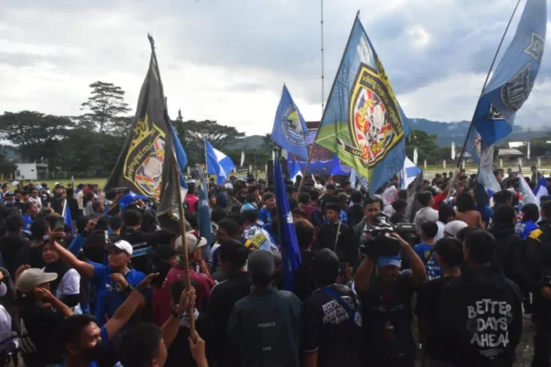 Bobotoh Merayakan Kemenangan Persib di BRI Liga 1 Indonesia