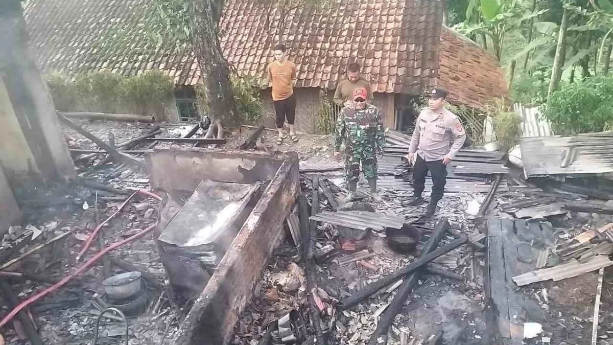 Kebakaran di Kabupaten Garut, menghanguskan satu unit rumah panggung milik buruh harian lepas, Dodi Maulana (39), di Kampung Cipeutey,