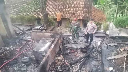 Kebakaran di Kabupaten Garut, menghanguskan satu unit rumah panggung milik buruh harian lepas, Dodi Maulana (39), di Kampung Cipeutey,