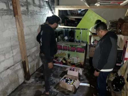 Petugas menyita ribuan botol miras dan ciu di Purwakarta