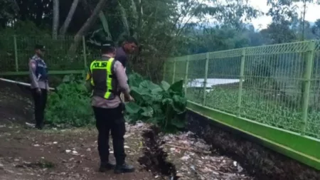 SDN 2 Sirnajaya Terancam Longsor, Polisi Mitigasi Dampak Pergeseran Tanah Polisi Tinaju Lokasi Pergeseran Tanah di Pasirwangi Garut
