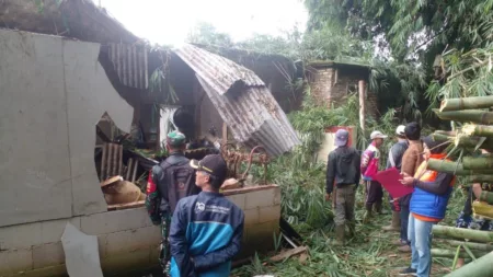Longsor menyebabkan satu rumah warga rusak serta akses jalan lingkungan terputus di Desa Pasirwangi Garut