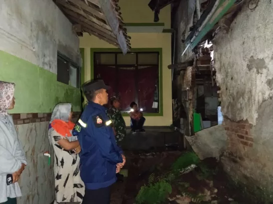 Rumah Warga Samarang, Garut, Roboh