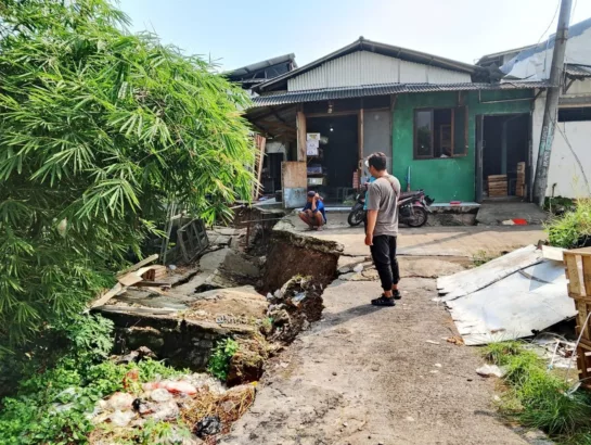 Sempadan Sungai Kalikelapa Longsor Rumah Warga Terancam Longsor