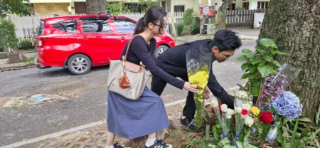 Siswa SMAN 5 Bandung Meletakan Karangan Bunga di Lokasi Kecelakaan Jalan anggrek
