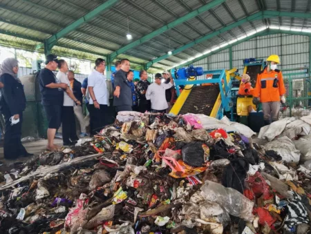 Bupati Karawang, Aep Syaepuloh, menyatakan komitmennya untuk membangun 10 Tempat Pembuangan Sementara Terpadu (TPST) di berbagai wilayah