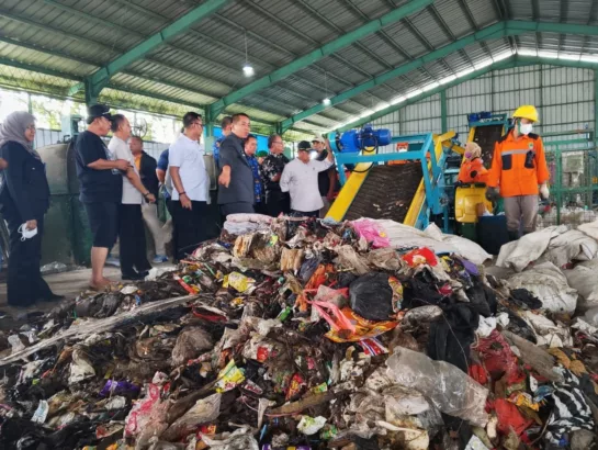 Bupati Karawang, Aep Syaepuloh, menyatakan komitmennya untuk membangun 10 Tempat Pembuangan Sementara Terpadu (TPST) di berbagai wilayah
