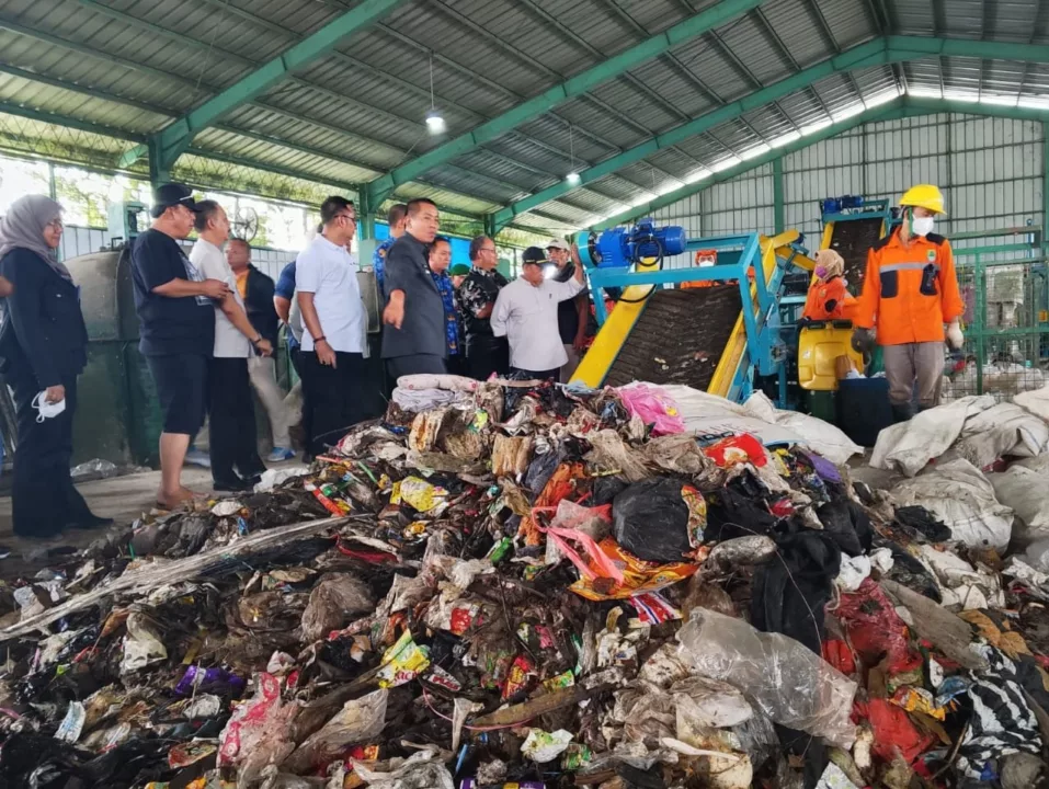 Bupati Karawang, Aep Syaepuloh, menyatakan komitmennya untuk membangun 10 Tempat Pembuangan Sementara Terpadu (TPST) di berbagai wilayah