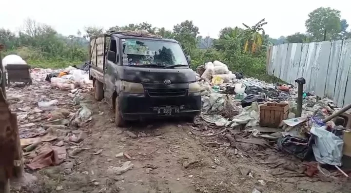 Tumpukan Sampah di Desa Mekarmulya, Kecamatan Telukjambe Barat, Kabupaten Karawang, Jawa Barat