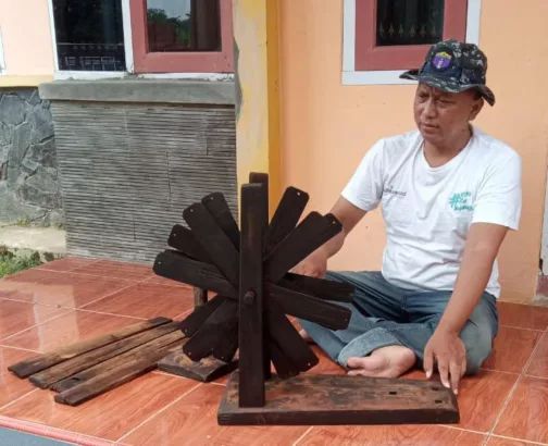 Ketua Grumala Nana Rohmana bersama alat tenun yang berusia ratusan tahun