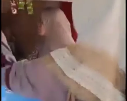 Emak-Emak Gerebek Warung Jamu di Karawang