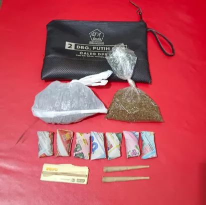 Polres Purwakarta menangkap seorang pria berinisial MNJ (45), yang diduga sebagai pengedar narkotika jenis ganja