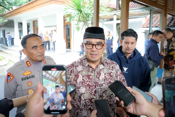 Wali Kota Bandung Farhan Prihatin dengan jumlah PHK di Bandung yang makin banyak