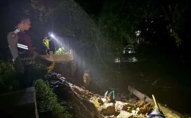 Rumah Warga di Sukawening Garut Roboh Diterjang Hujan Deras, Kerugian Capai Rp100 Juta