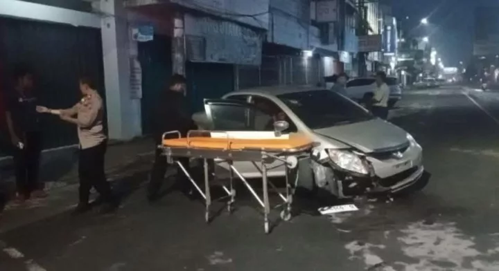 Tabrak Trotoar di Jalan Tuparev Karawang, Pengemudi Sedan Tewas di Tempat