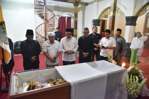 Sesepuh Adat Sunda Pangeran Djatikusumah Wafat di Usia 93 Tahun, Pemakaman Digelar Minggu di Curug Goong Sesepuh Adat Sunda Pangeran Djatikusumah Wafat di Usia 93 Tahun, Pemakaman Digelar Minggu di Curug Goong