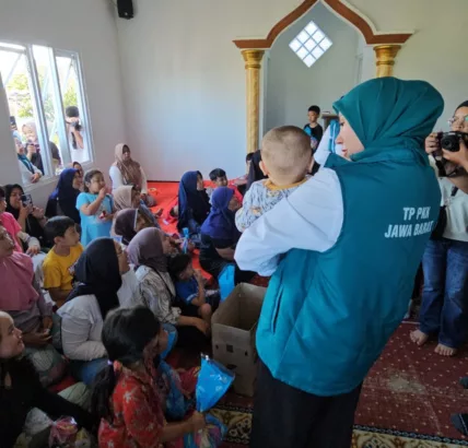 PKK Jabar Langsung Gass ke Pengungsian Korban Longsor Lembang