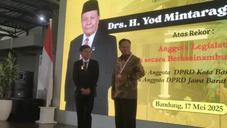 Yod Mintaraga (kanan) Catat Rekor MURI, 8 Periode Legislatif Tanpa Jeda Sejak 1992