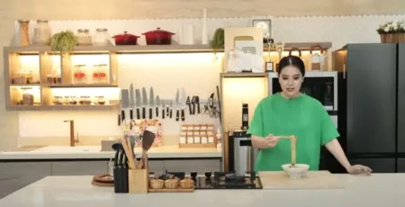Devina Hermawan bagikan resep Lomie Ayam Kangkung