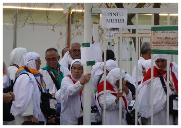 Jemaah haji ngantri memasuki bus. (kemenag.go.id)
