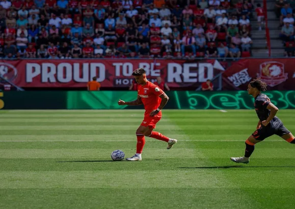 Mees Hilgers kembali cedera saat melawan Ajax