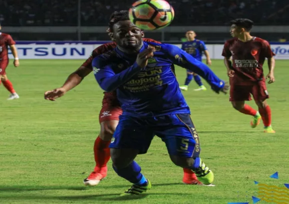 Michael Essien memberikan ucapan selamat kepada Persib Bandung usai raih gelar juara BRI Liga 1 2024/2025