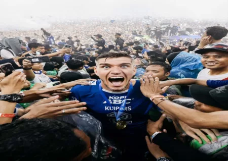 Nick Kuipers Resmi Tinggalkan Persib Bandung: Siap Bergabung dengan Dewa United? Resmi berpisah dengan Persib Bandung, Nick Kuipers dikabarkan siap gabung Dewa United?