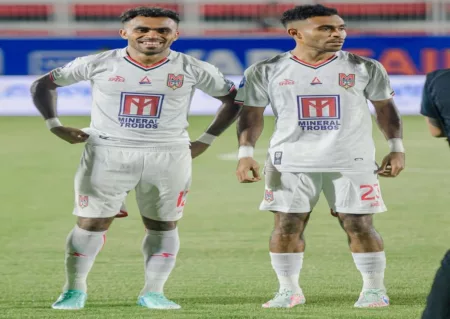 Dua pemain Timnas Indonesia, Yakob Sayuri dan Yance Sayuri menjadi korban rasisme di media sosial