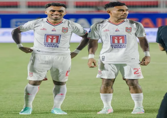 Dua pemain Timnas Indonesia, Yakob Sayuri dan Yance Sayuri menjadi korban rasisme di media sosial