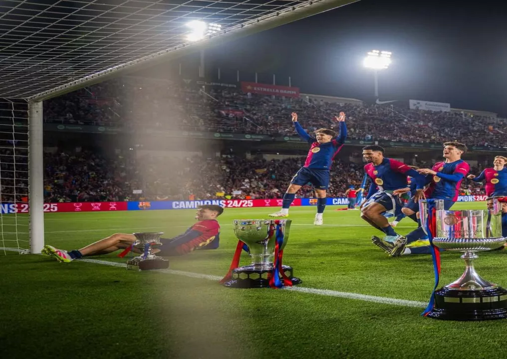Meski kalah 2-3 dari Villareal, perayaan gelar juara Barcelona berjalan meriah