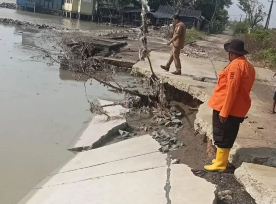 Abrasi Pantai Utara Putuskan Akses Jalan Poros Sukamulya Karawang