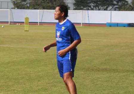 Adam Alis Optimistis Curi Poin Di Kandang Bangkok United Pemain Persib Bandung Adam Alis
