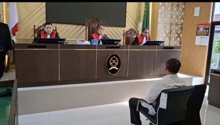 Yusup Saputra (58), harus berhadapan dengan hukum usai menyampaikan kritik terhadap kinerja kepala desa