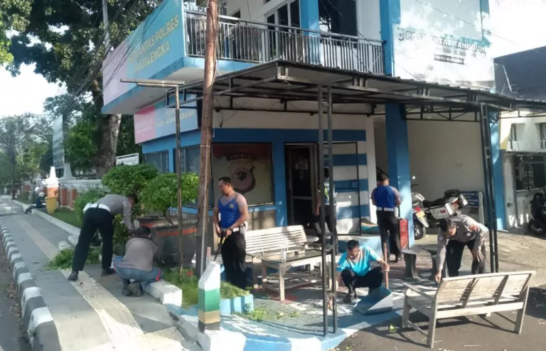 Satlantas Polres Majalengka yang rutin melaksanakan kegiatan bersih-bersih di lingkungan Pos Polisi