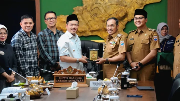 Pemkab Bandung dan Cimahi menyelesaikan persoalan yang telah berlangsung lama, seperti banjir, pengelolaan sampah, dan penataan kawasan perbatasan