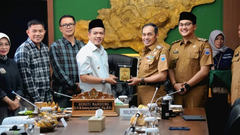 Pemkab Bandung dan Cimahi Perbarui MoU untuk Atasi Masalah Perbatasan Pemkab Bandung dan Cimahi menyelesaikan persoalan yang telah berlangsung lama, seperti banjir, pengelolaan sampah, dan penataan kawasan perbatasan