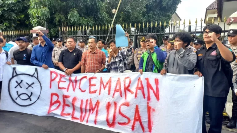 Aksi Badan Eksekutif Mahasiswa (BEM) FKIP dan Fakultas Pertanian Universitas Siliwangi (Unsil), bersama organisasi Indonesia Green Movement (IGM)