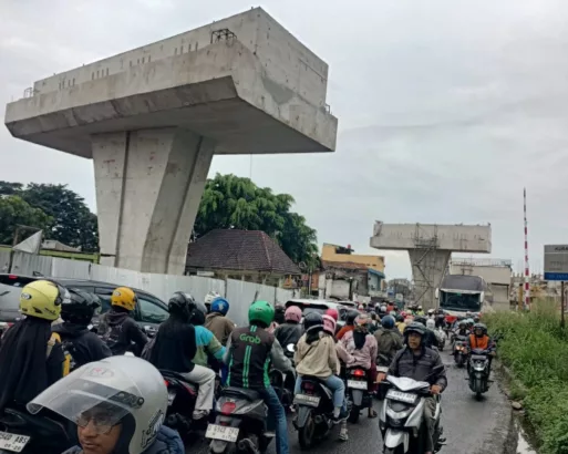 Kemacetan Akibat Mangkraknya Proyek Flyover Nurtanio Kota Bandung