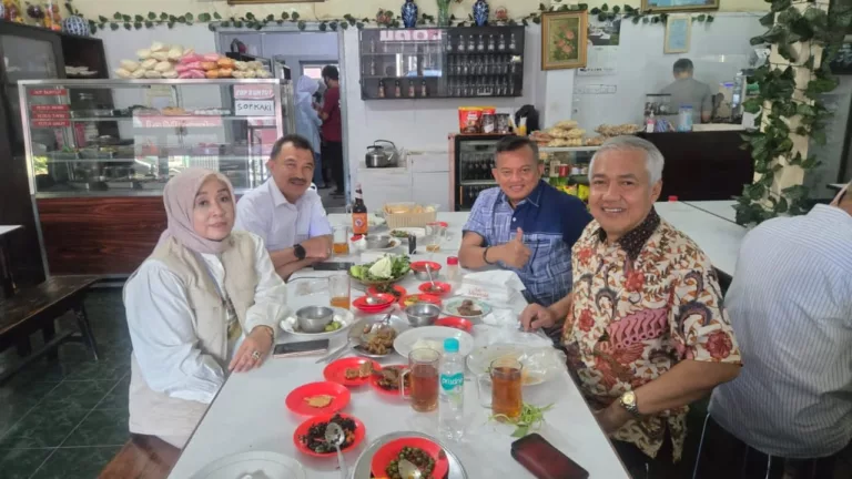 Ketua DPD Partai Gerindra Jawa Barat, H. Amir Mahpud, Anggota DPR RI Mulyadi, Wakil Wali Kota Bekasi Abdul Harris Bobihoe, dan Anggota DPRD Jawa Barat Prasetyowati