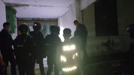Remaja Nongkrong Sambil Tenggak Miras Saat Malam Takbiran Dibubarkan Polisi di Kota Tasikmalaya Remaja Nongkrong Sambil Tenggak Miras di Tempat Gelap Saat Malam Takbiran Dibubarkan Polisi di Kota Tasikmalaya.