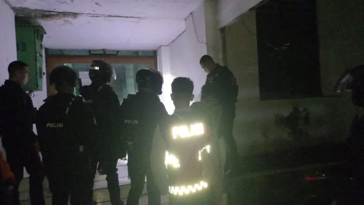 Remaja Nongkrong Sambil Tenggak Miras di Tempat Gelap Saat Malam Takbiran Dibubarkan Polisi di Kota Tasikmalaya.