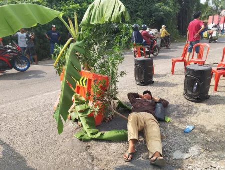 Kesal Jalan Rusak Tak Kunjung Di Perbaiki,Warga Lakukan Aksi Blokade Jalan Jalan rusak