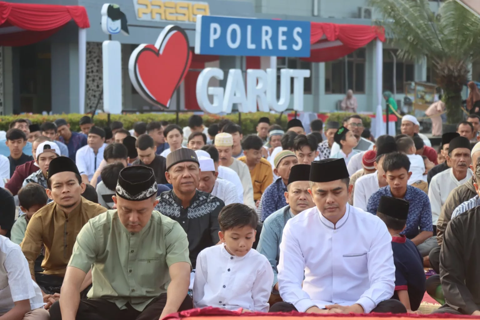 Kapolres Garut Salat Idul Adha Bersama Warga, Sajikan Hidangan Gratis di Mapolres Kapolres Garut Salat Idul Adha Bersama Warga, Sajikan Hidangan Gratis di Mapolres