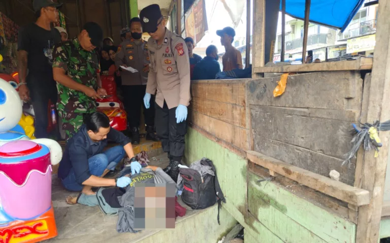 Pria Ditemukan Tewas di Samping Pangkalan Ojek Pasar Andir, Polsek Bayongbong Lakukan Pemeriksaan Pria Ditemukan Tewas di Samping Pangkalan Ojek Pasar Andir, Polsek Bayongbong Lakukan Pemeriksaan