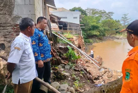 TPT Sungai Cimande Ambruk, Lima Rumah Terancam dan Kandang Sapi Tertimbun Longsor TPT Sungai Cimande Ambruk, Lima Rumah Terancam dan Kandang Sapi Tertimbun Longsor