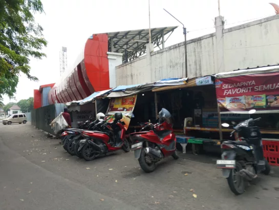 Satpol PP Karawang Ultimatum PKL Stadion Singaperbangsa untuk Bongkar Lapak Secara Mandiri