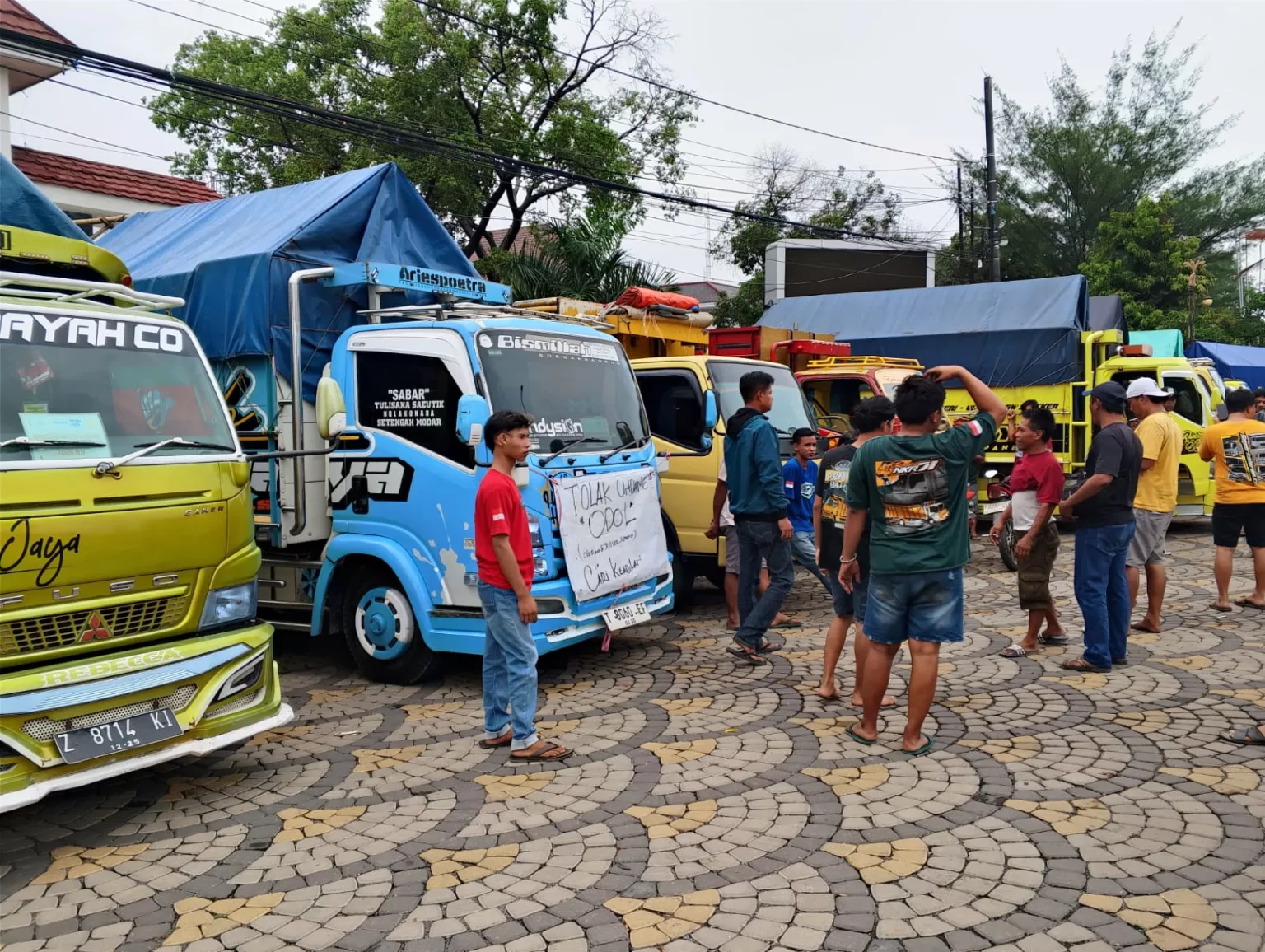 Protes Aturan ODOL, Puluhan Truk Blokade Kantor Bupati Karawang Protes Aturan ODOL, Puluhan Truk Blokade Kantor Bupati Karawang